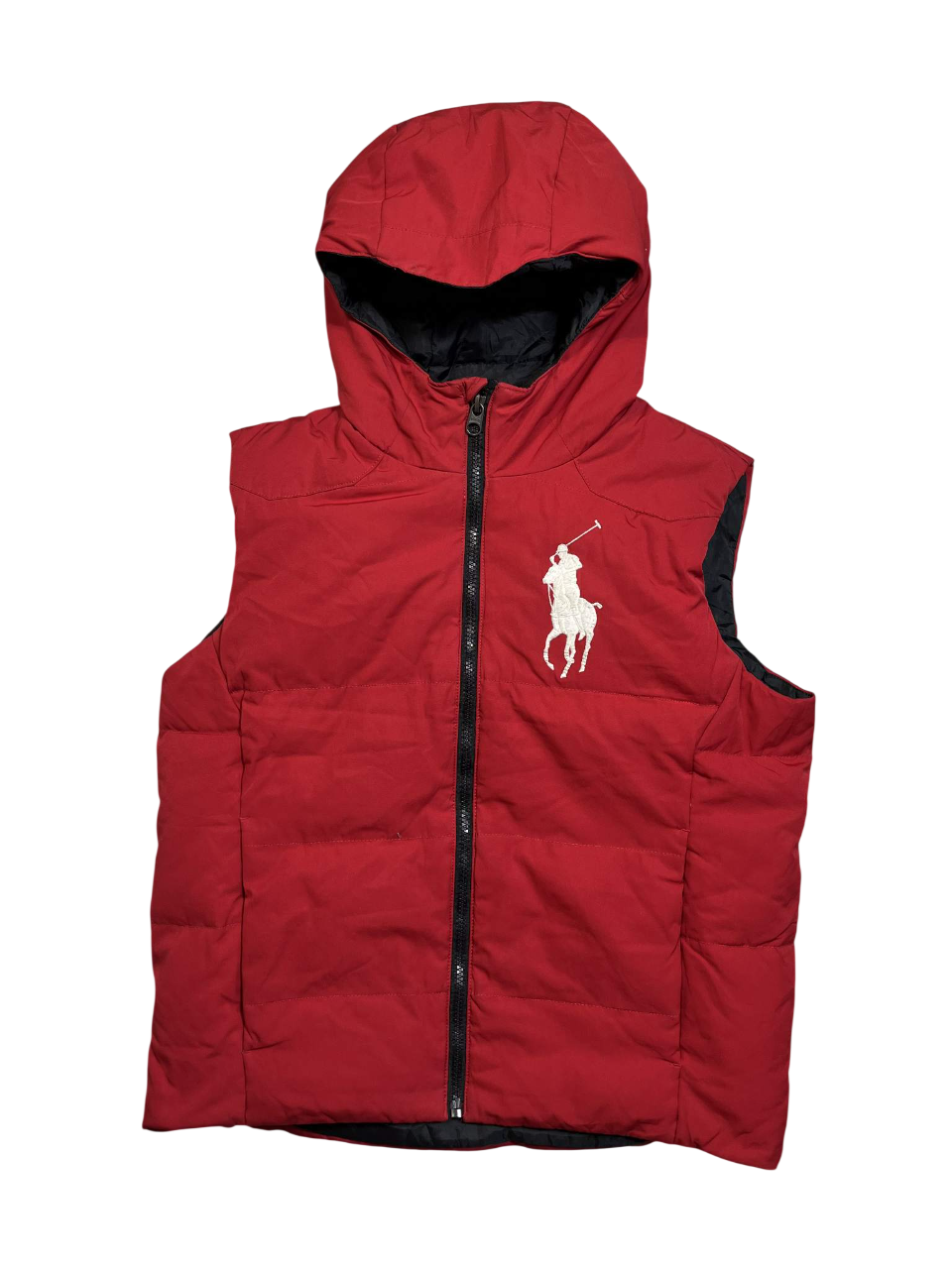 Piros kapucnis, ujjatlan steppelt mellény, bal oldalon nagy fehér hímzett logóval.