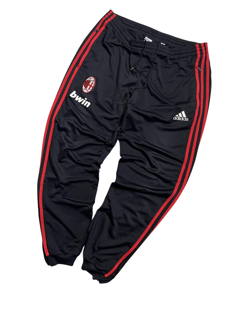 Fekete Adidas melegítőnadrág piros csíkokkal, AC Milan logóval és bwin felirattal