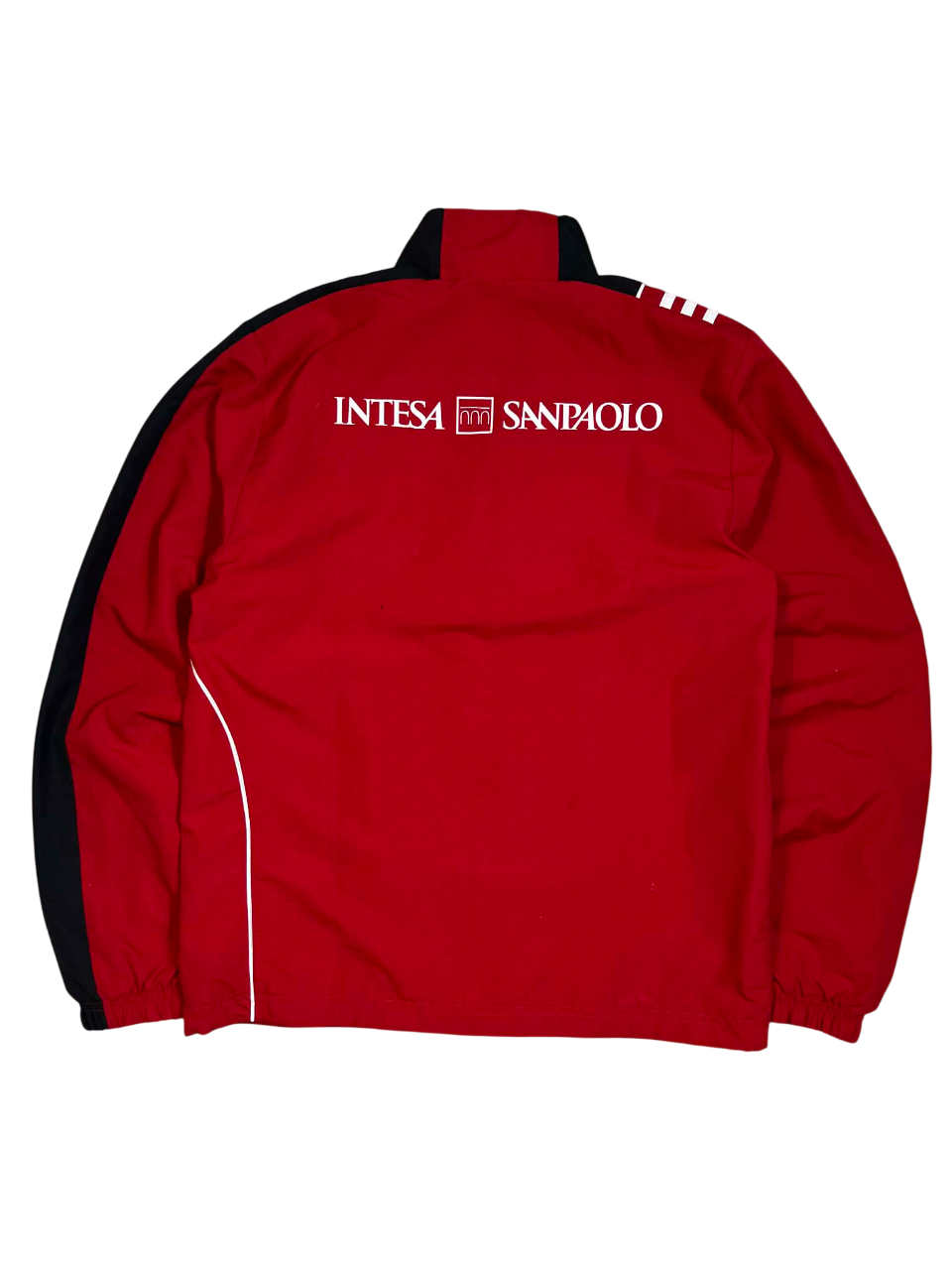 Piros vintage streetwear dzseki, fehér Intesa Sanpaolo logóval a hátán, fekete ujjal.