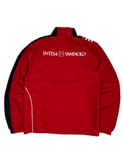 Piros vintage streetwear dzseki, fehér Intesa Sanpaolo logóval a hátán, fekete ujjal.