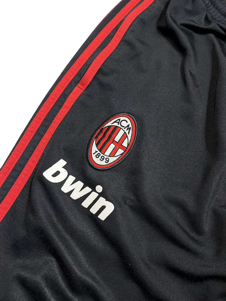 Fekete vintage AC Milan melegítő felső piros csíkokkal és hímzett klub logóval