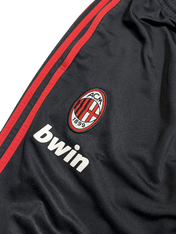 Fekete vintage AC Milan melegítő felső piros csíkokkal és hímzett klub logóval