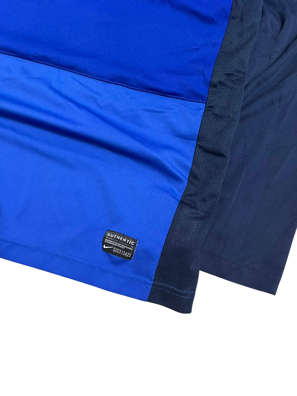 Kék-fekete vintage Nike streetwear póló, authentikus címkével, limitált kiadás