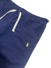 Sötétkék streetwear melegítőnadrág sárga hímzett logóval és fehér húzózsinórral