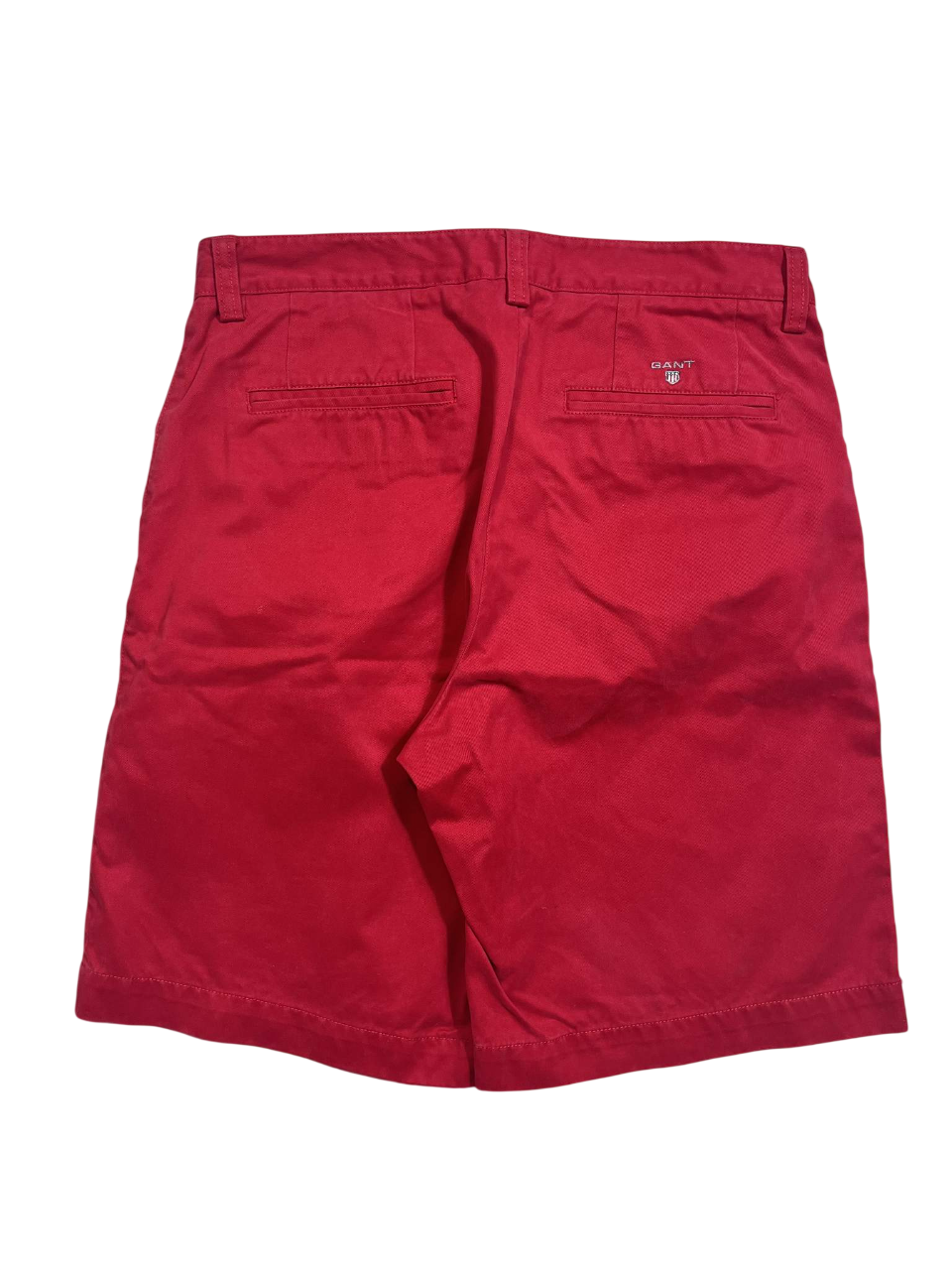 Piros GANT férfi rövidnadrág, hátul két zsebbel, streetwear stílus