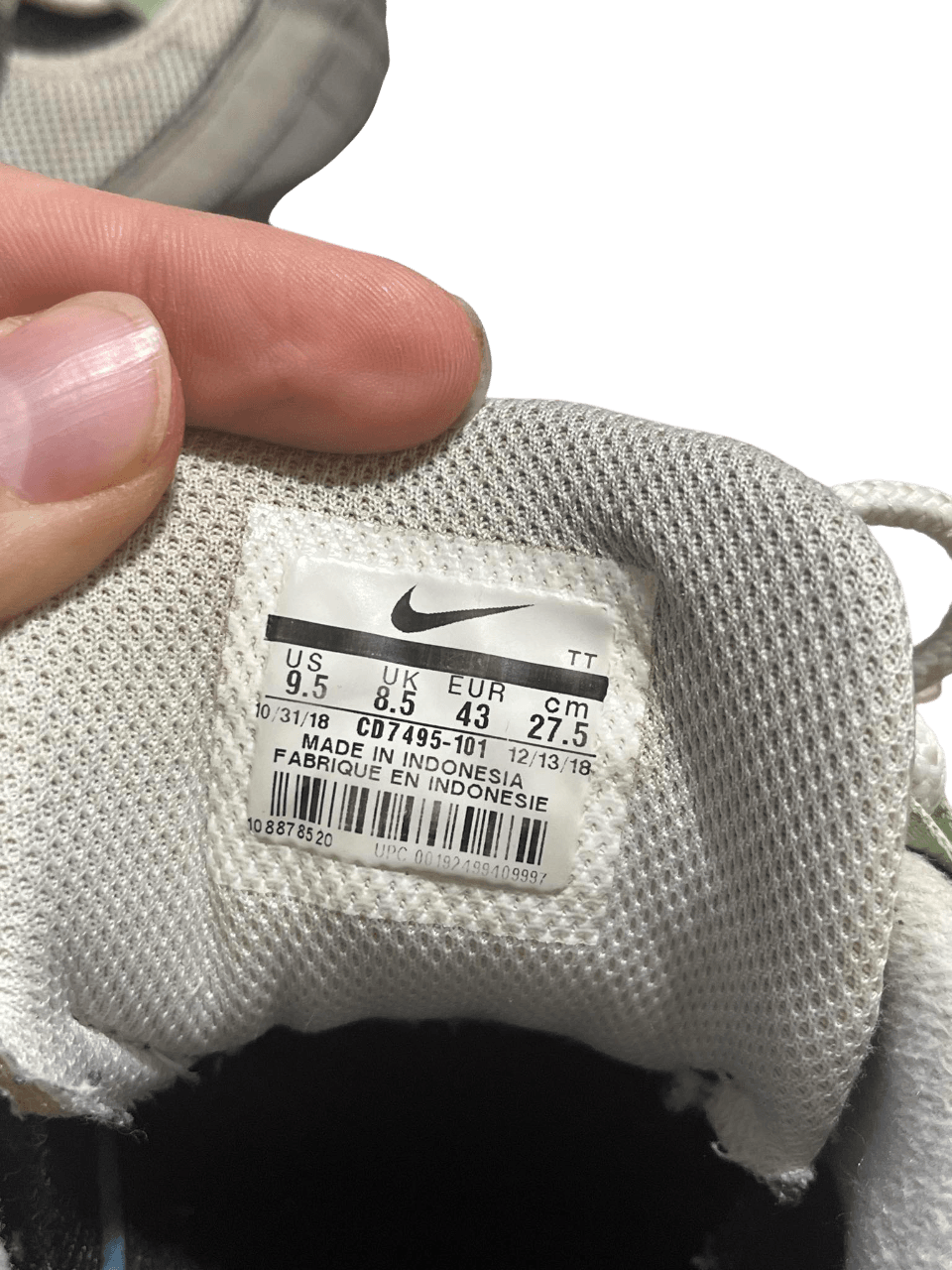 Nike sneaker belső címke, méret 43, vintage streetwear cipő információk közeli kép