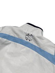 Fehér és világoskék vintage streetwear dzseki hátoldalán modern logóval