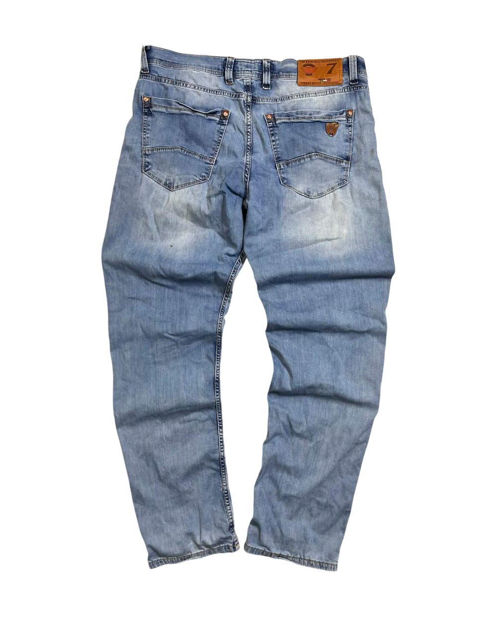 Világoskék vintage farmernadrág hátulról, steppelt zsebekkel, streetwear stílusban