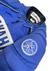 Kék vintage Yamaha streetwear dzseki hímzett logóval és cipzáras zsebbel