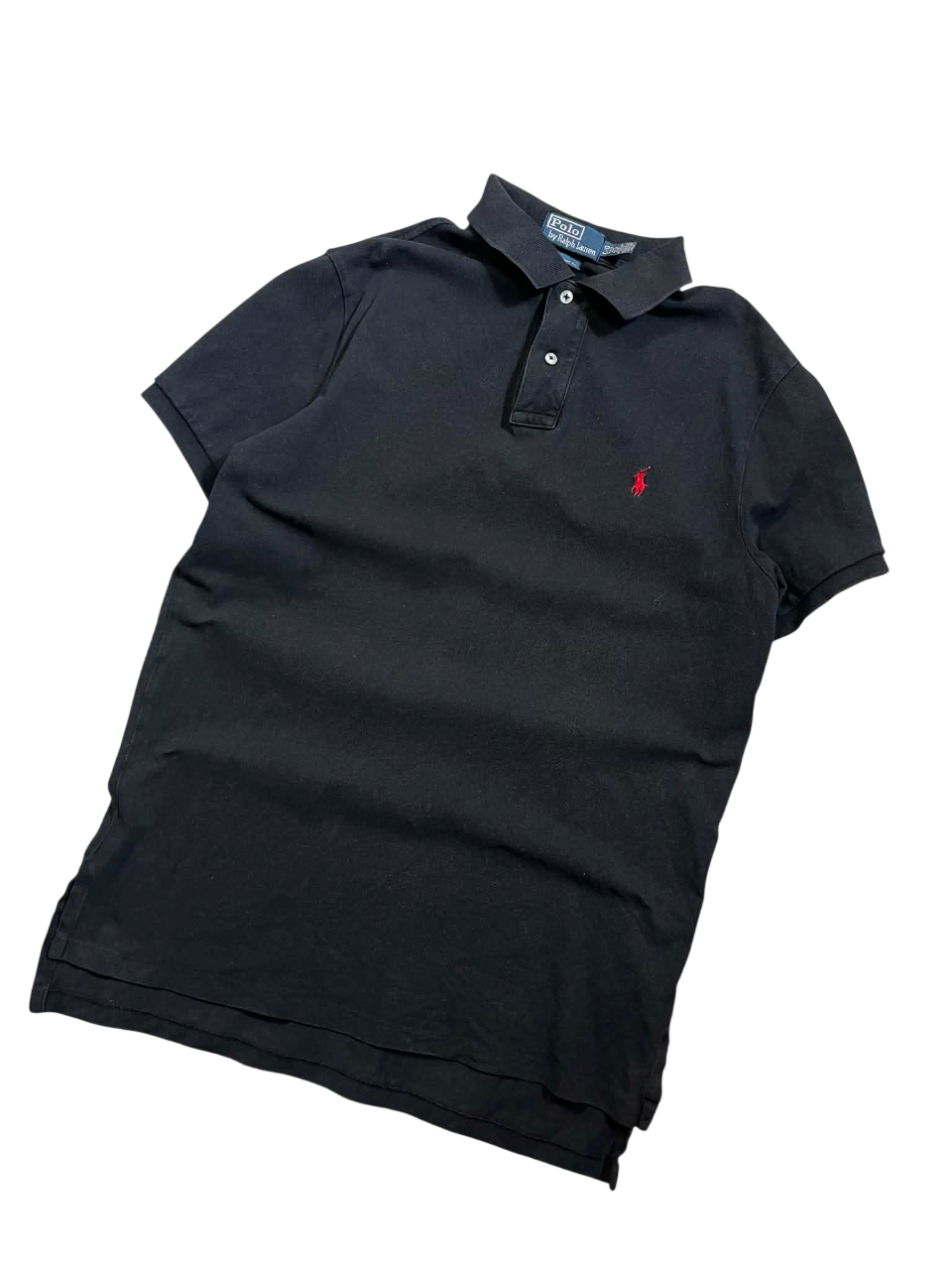 Fekete vintage póló gallérral, elöl piros hímzett logóval, streetwear stílusban.