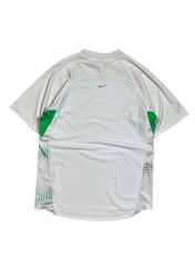 Fehér Nike streetwear póló zöld mintával, hátulnézet, vintage stílus