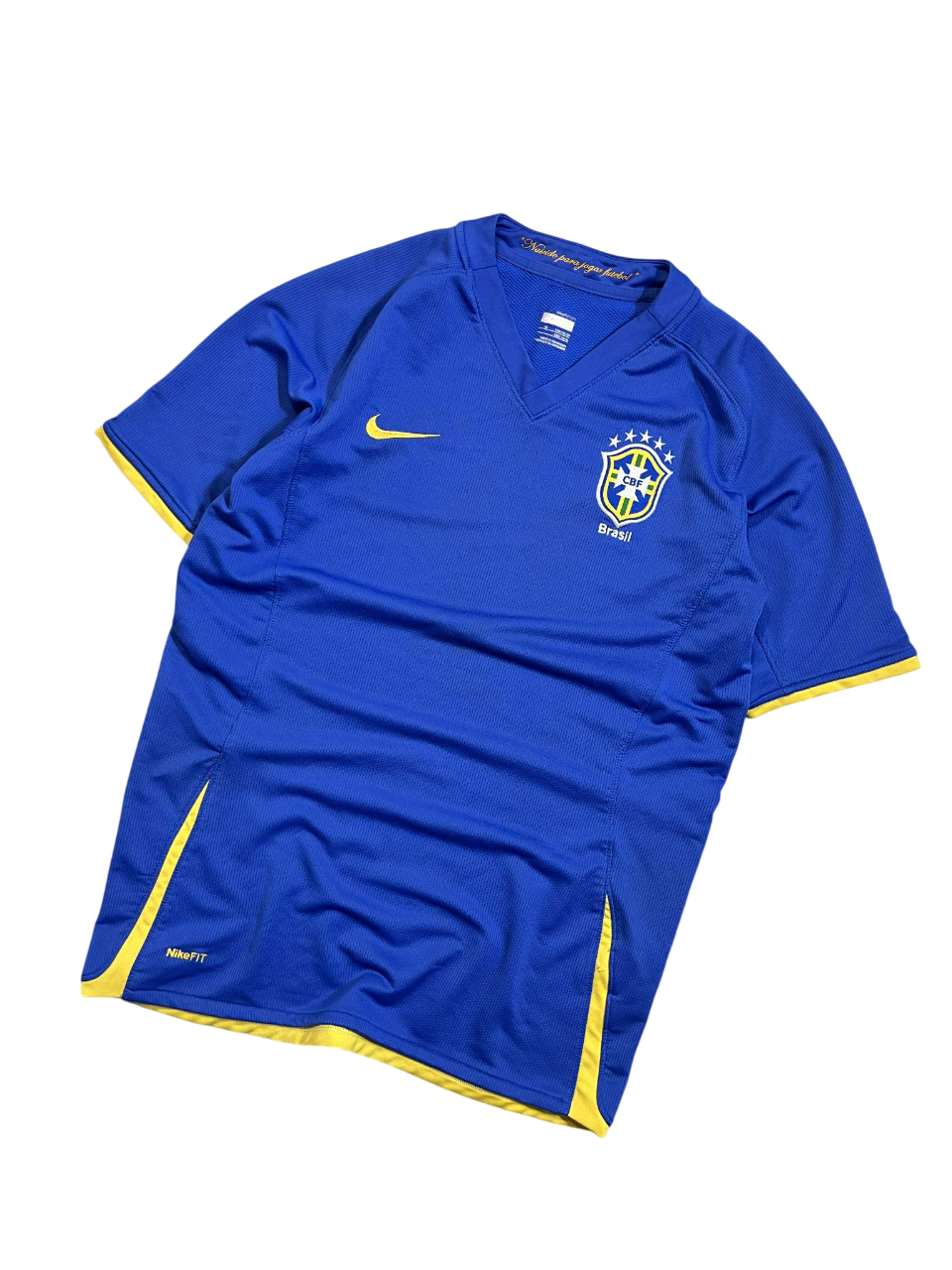Kék brazil focimez Nike logóval, sárga díszítéssel, CBF címerrel, vintage streetwear stílusban.