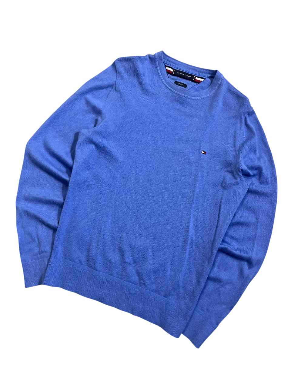 Kék, prémium pamut designer pulóver hímzett logóval streetwear stílusban, fekete háttéren.