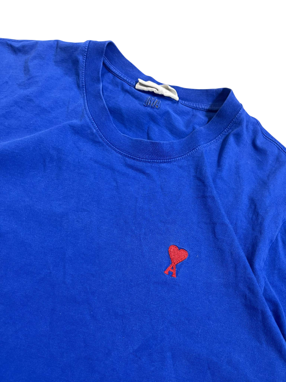 Kék streetwear póló piros szív és A betű hímzéssel mellkason