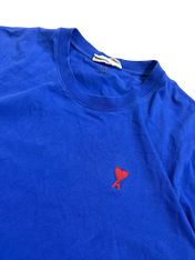 Kék streetwear póló piros szív és A betű hímzéssel mellkason