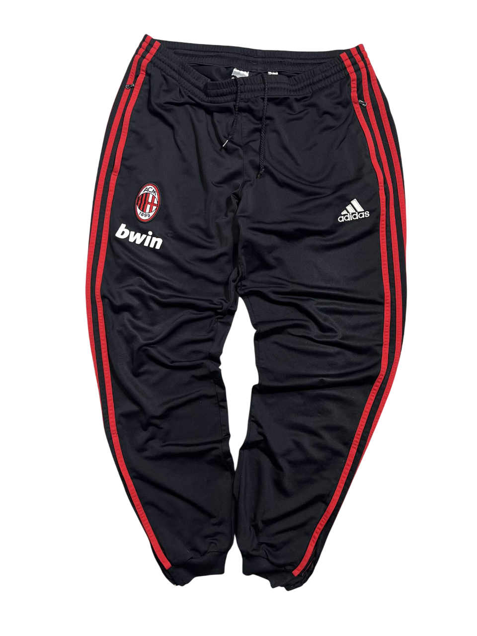 Fekete vintage Adidas melegítőnadrág piros csíkkal, AC Milan logóval