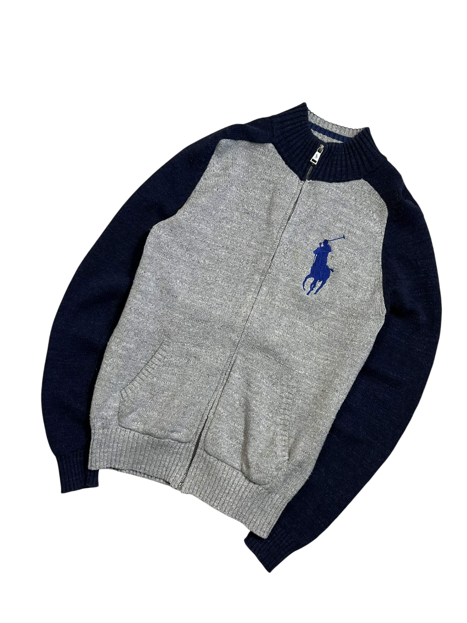 Szürke és sötétkék, cipzáras streetwear kardigán, elöl hímzett lovas logóval.