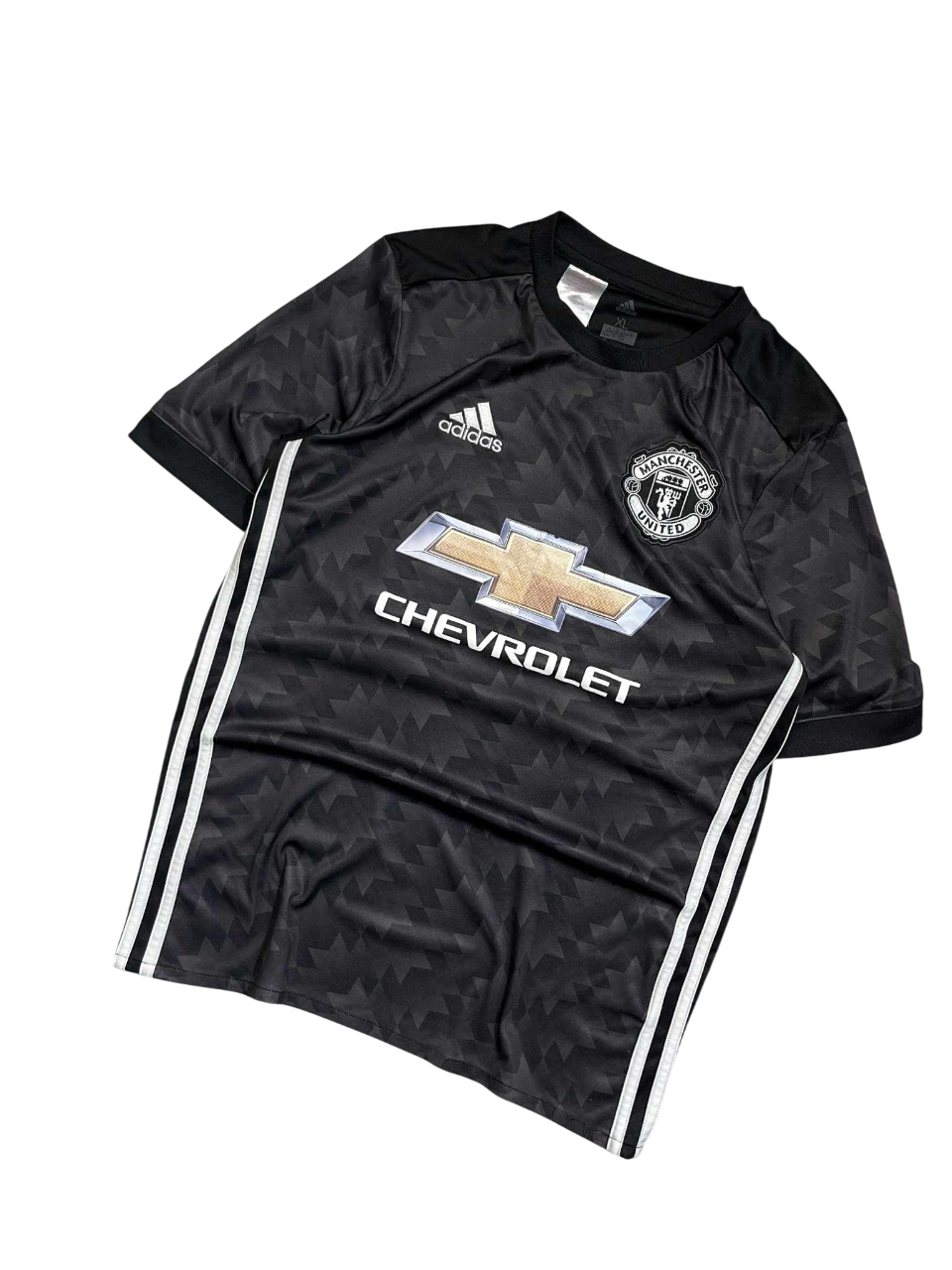Fekete Manchester United adidas focimez Chevrolet logóval, dizájnos mintával, streetwear stílusban