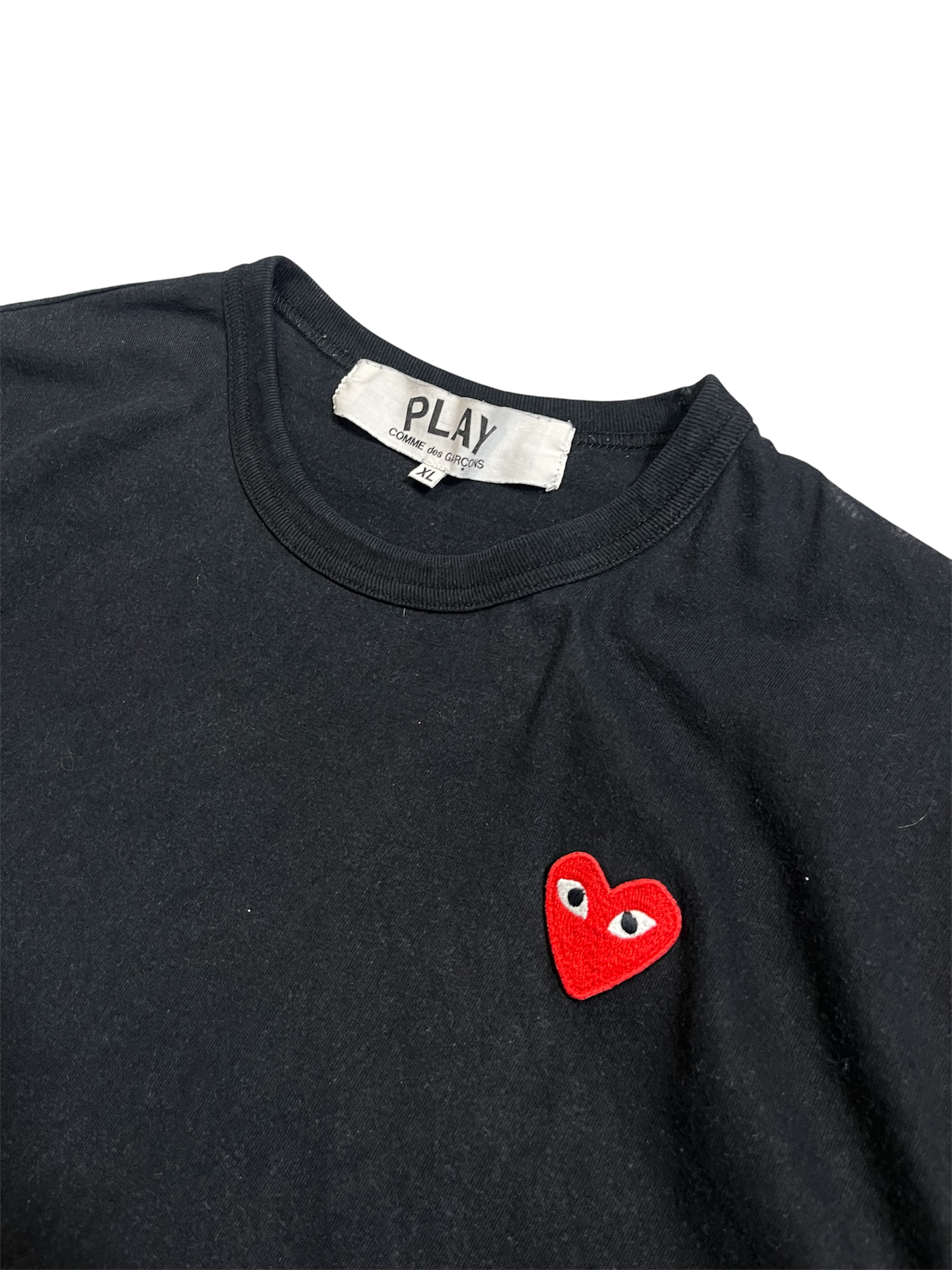 Fekete streetwear póló piros szív hímzéssel a mellrészen, modern dizájn