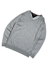 Szürke V-nyakú pulóver, hímzett logóval, vintage streetwear stílusban.