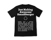 Fekete streetwear póló nagy fehér Smashburger felirattal és hosszú szöveges mintával hátul