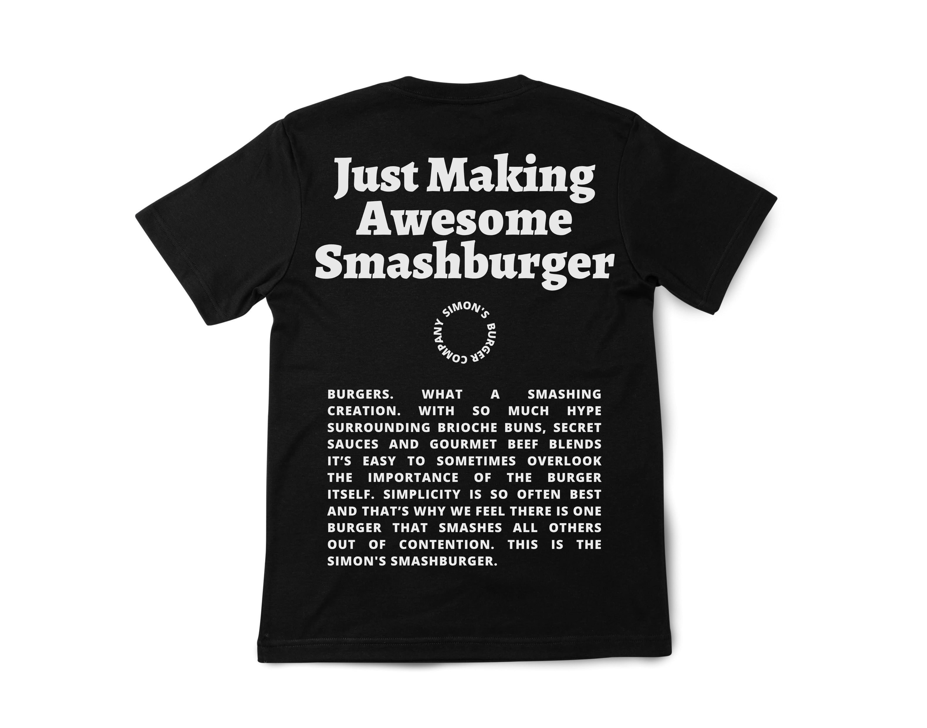 Fekete streetwear póló nagy fehér Smashburger felirattal és hosszú szöveges mintával hátul