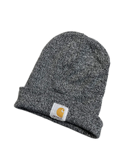 Szürke Carhartt kötött streetwear sapka hajtott peremmel, fekete háttéren.