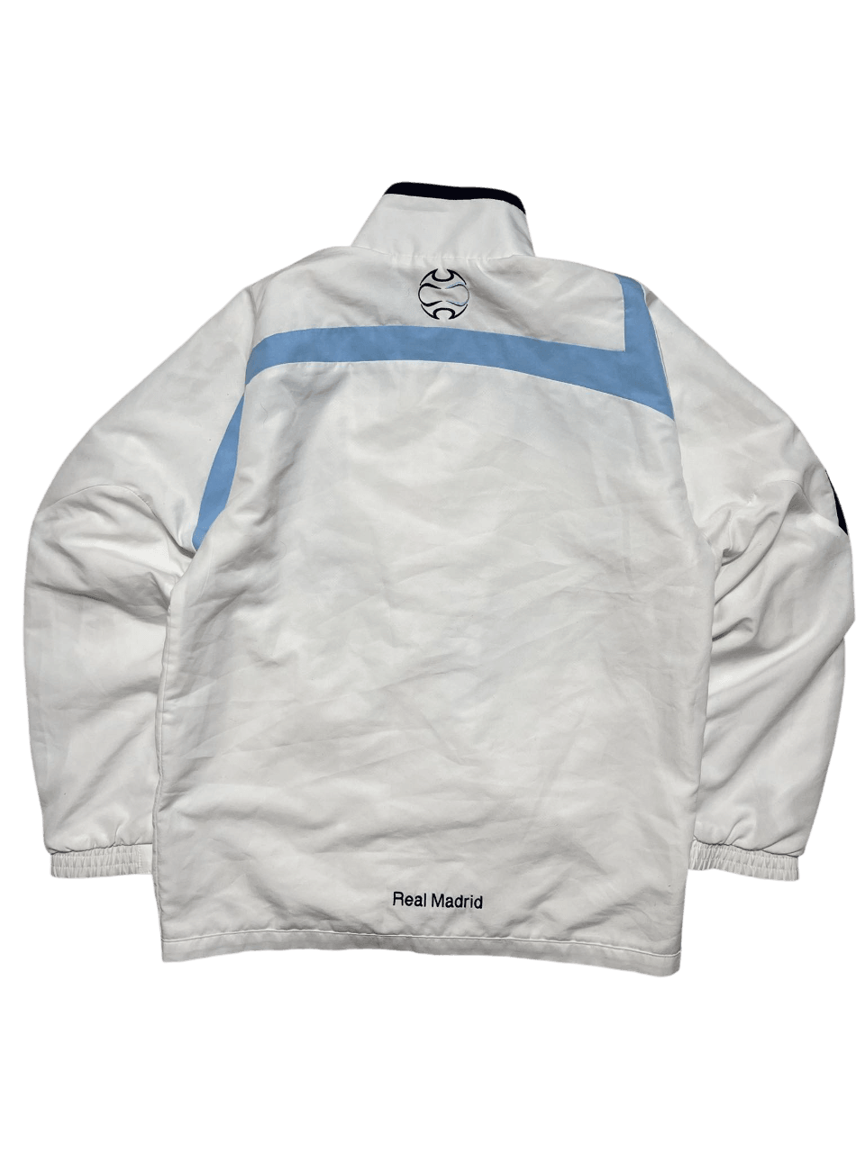 Fehér Real Madrid streetwear kabát világoskék csíkkal, hátoldali logóval
