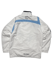 Fehér Real Madrid streetwear kabát világoskék csíkkal, hátoldali logóval