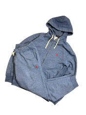 Kék cipzáras kapucnis pulóver és melegítőnadrág szett piros hímzéssel, streetwear stílusban