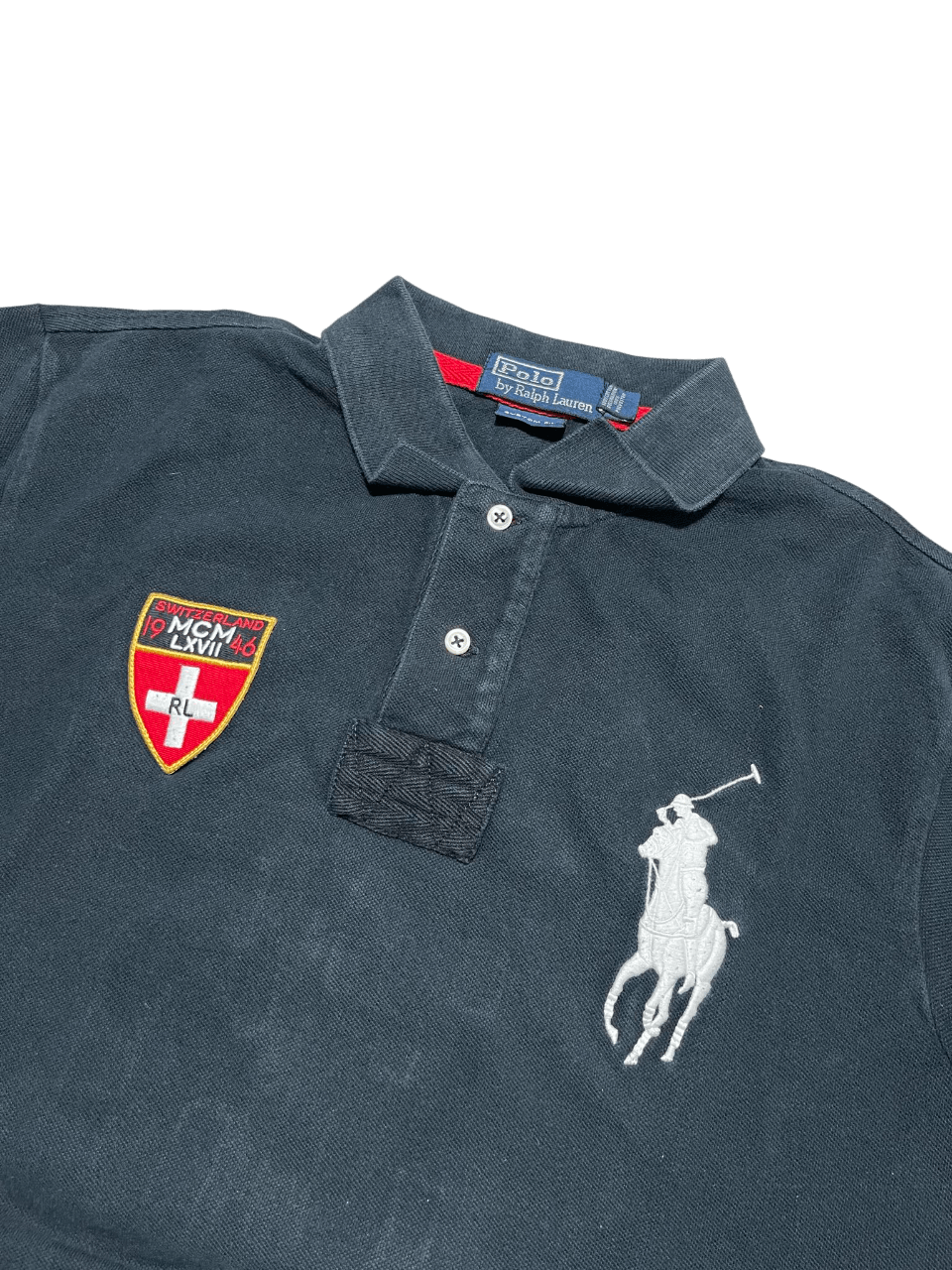 Sötétkék Ralph Lauren Polo galléros póló, hímzett logóval és Svájc patch-csel.