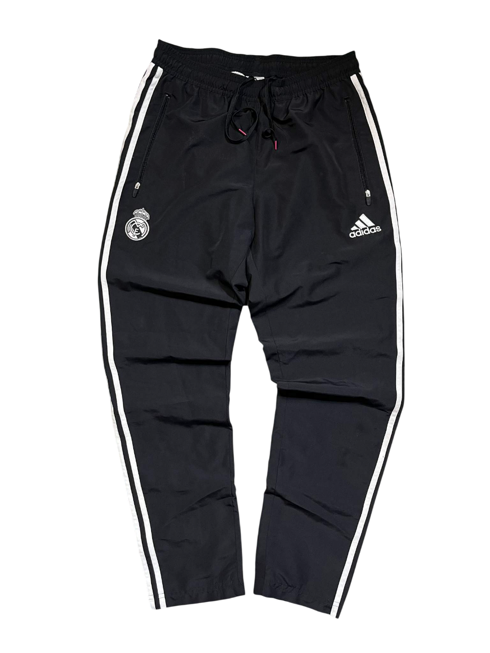 Fekete Adidas melegítőnadrág fehér csíkokkal, Real Madrid logóval, streetwear stílus