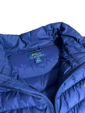 Kék, steppelt, kapucnis Ralph Lauren férfi streetwear dzseki címkéje közelről