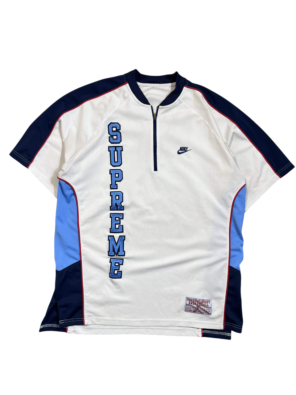 Fehér és kék Supreme Nike vintage streetwear póló, cipzárral és felirattal.