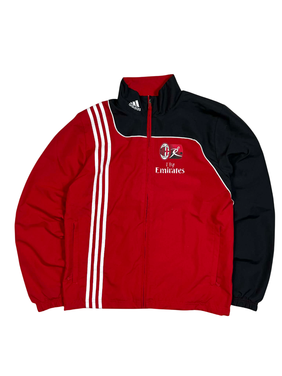 Adidas piros-fekete streetwear dzseki, fehér csíkokkal, AC Milan logóval és Fly Emirates felirattal