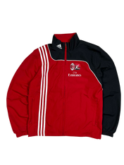 Adidas piros-fekete streetwear dzseki, fehér csíkokkal, AC Milan logóval és Fly Emirates felirattal