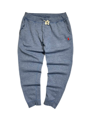 Kék, vintage stílusú melegítőnadrág zsebekkel és piros logó hímzéssel, streetwear divat