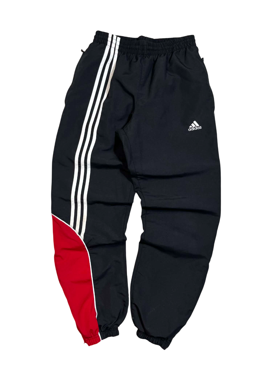 Fekete Adidas melegítőnadrág fehér csíkokkal és piros betéttel, streetwear stílus