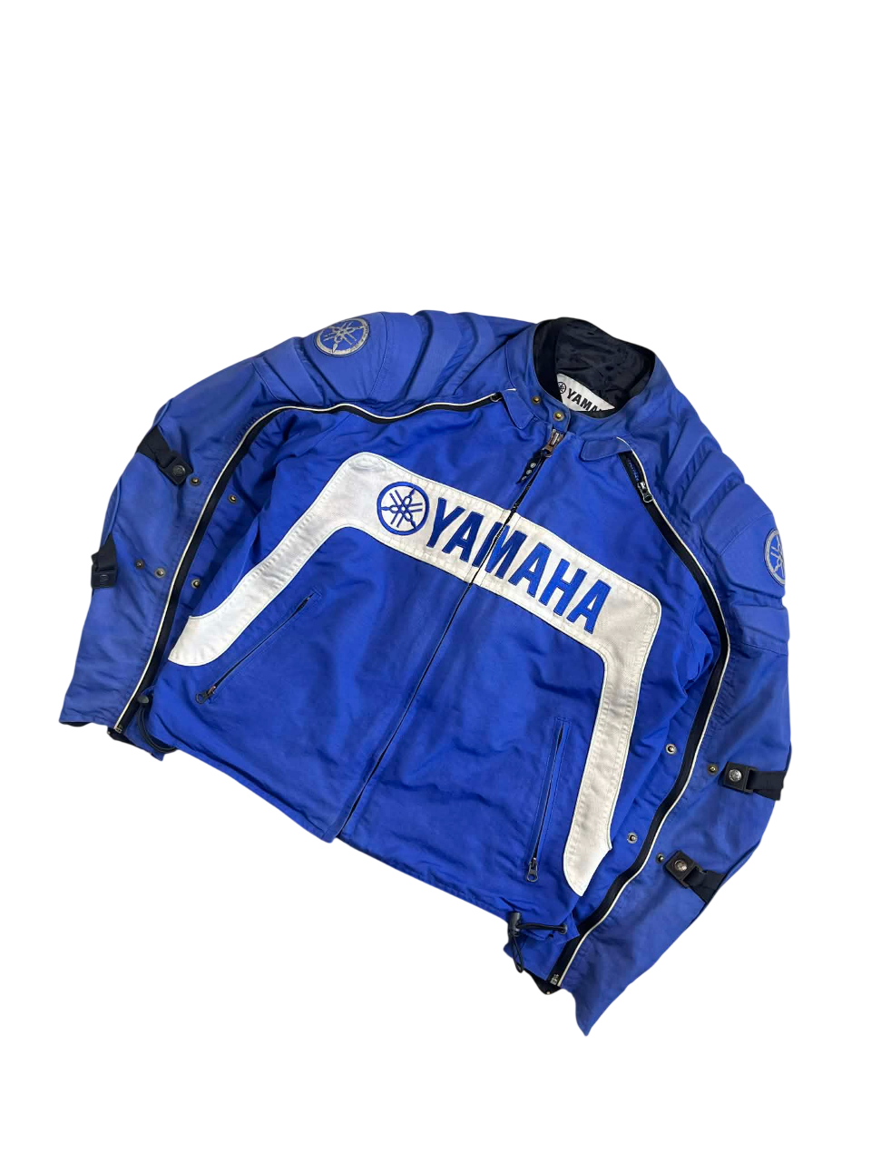 Kék Yamaha motoros dzseki cipzáras zsebekkel, fehér díszítéssel, streetwear stílusban