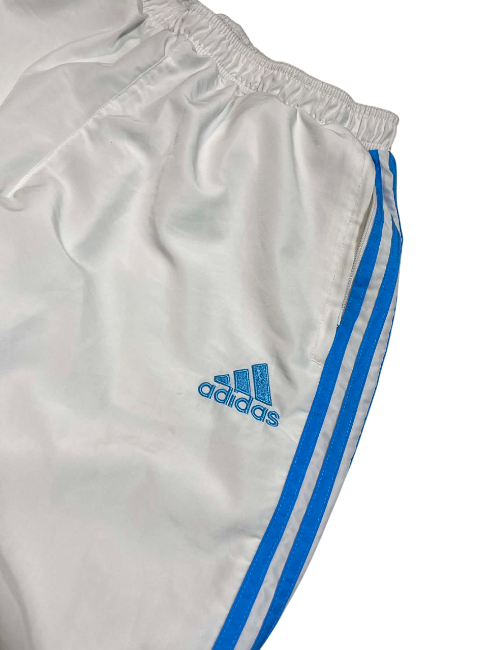 Fehér Adidas streetwear melegítőnadrág kék csíkokkal és logóval, vintage stílusban