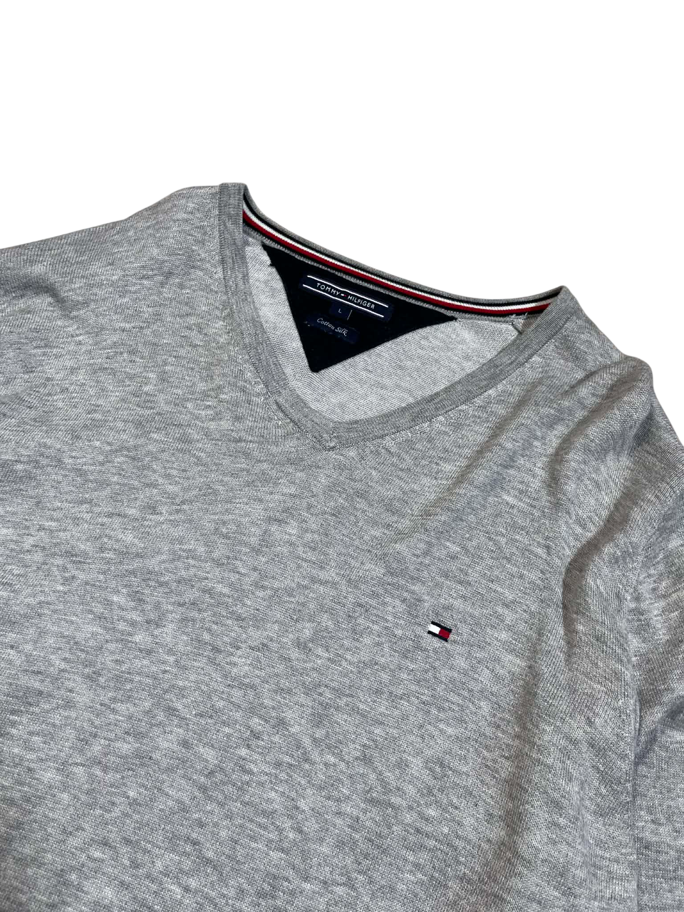 Szürke, V-nyakú férfi pulóver, kis hímzett logóval, streetwear, vintage stílus