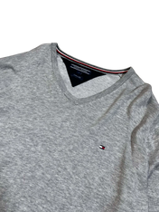 Szürke, V-nyakú férfi pulóver, kis hímzett logóval, streetwear, vintage stílus