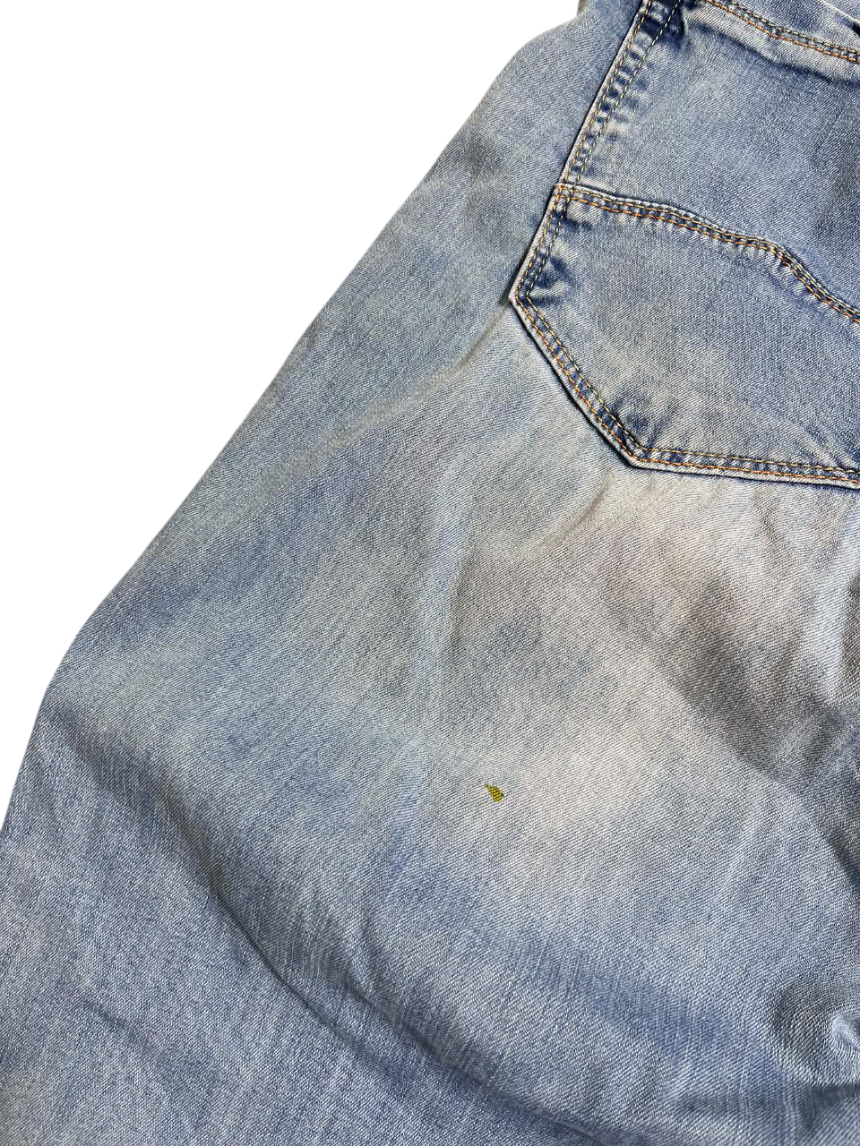 Világoskék vintage farmer, hátsó zsebbel és kis folttal, streetwear stílus