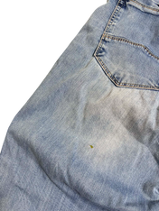 Világoskék vintage farmer, hátsó zsebbel és kis folttal, streetwear stílus