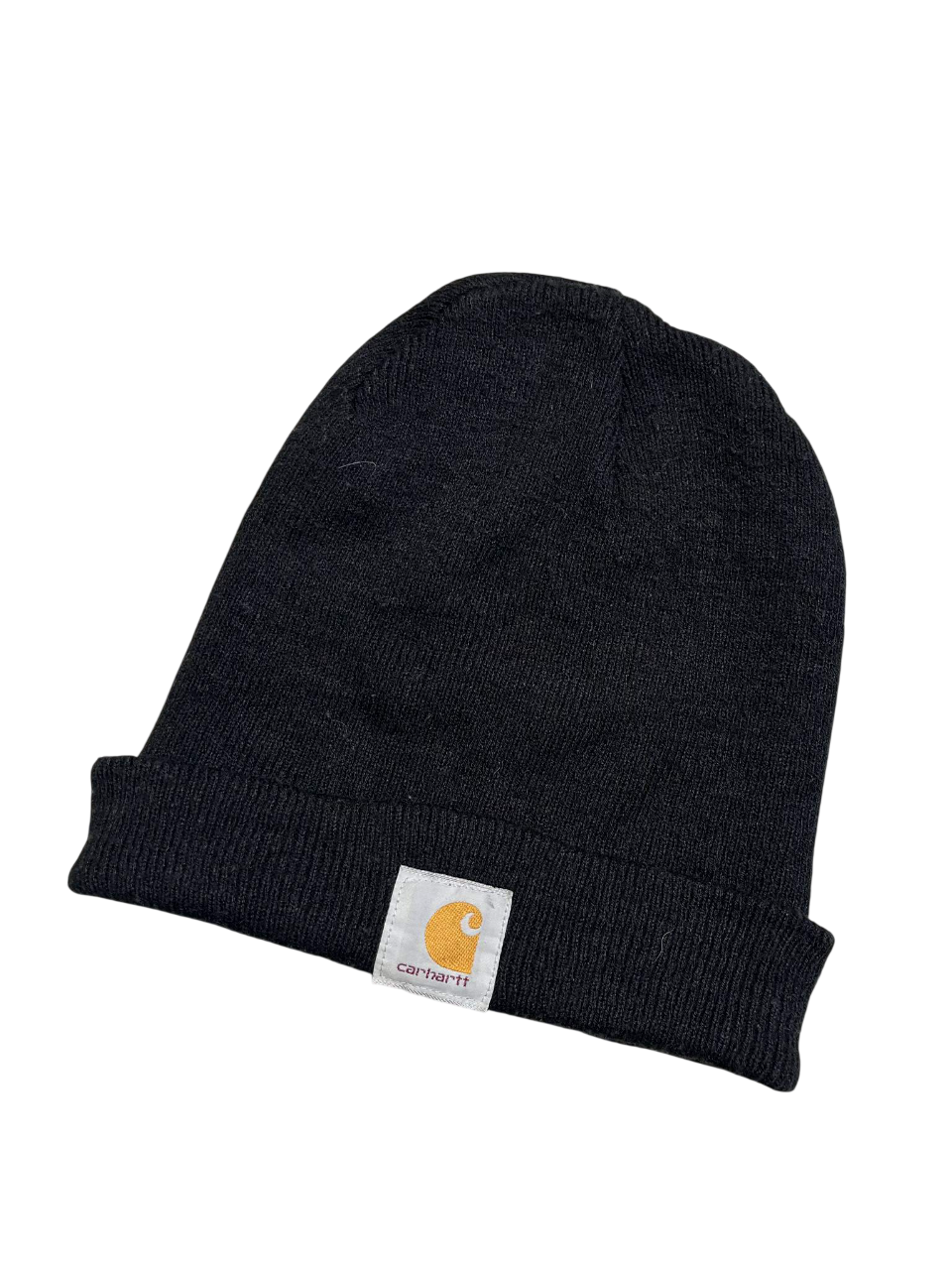 Fekete streetwear kötött sapka, hajtókás fazon, logóval az elején, fekete háttéren