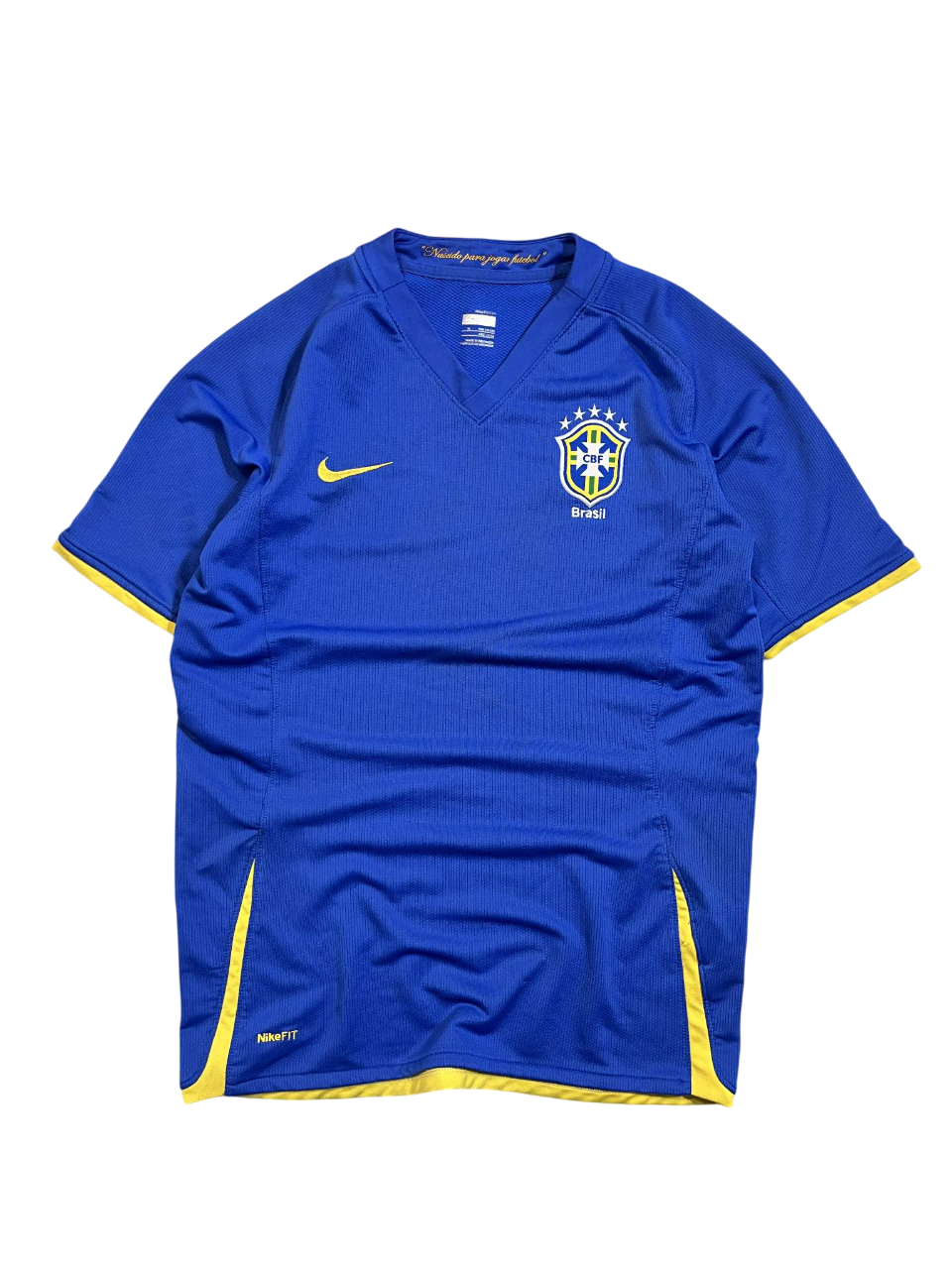 Kék, rövid ujjú Brasil címeres Nike focimez, sárga díszítésekkel, vintage streetwear stílusban