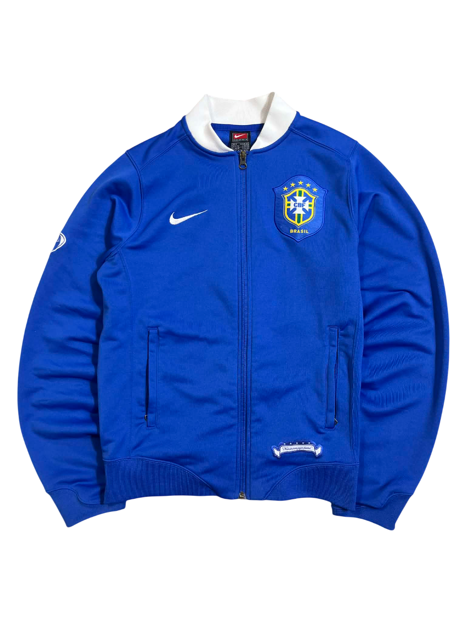 Kék Nike Brazil válogatott vintage streetwear dzseki, hímzett címerrel, fehér gallérral.