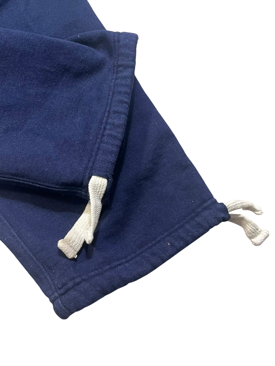 Sötétkék streetwear melegítő felső ujja fehér húzózsinórral, vintage stílusban