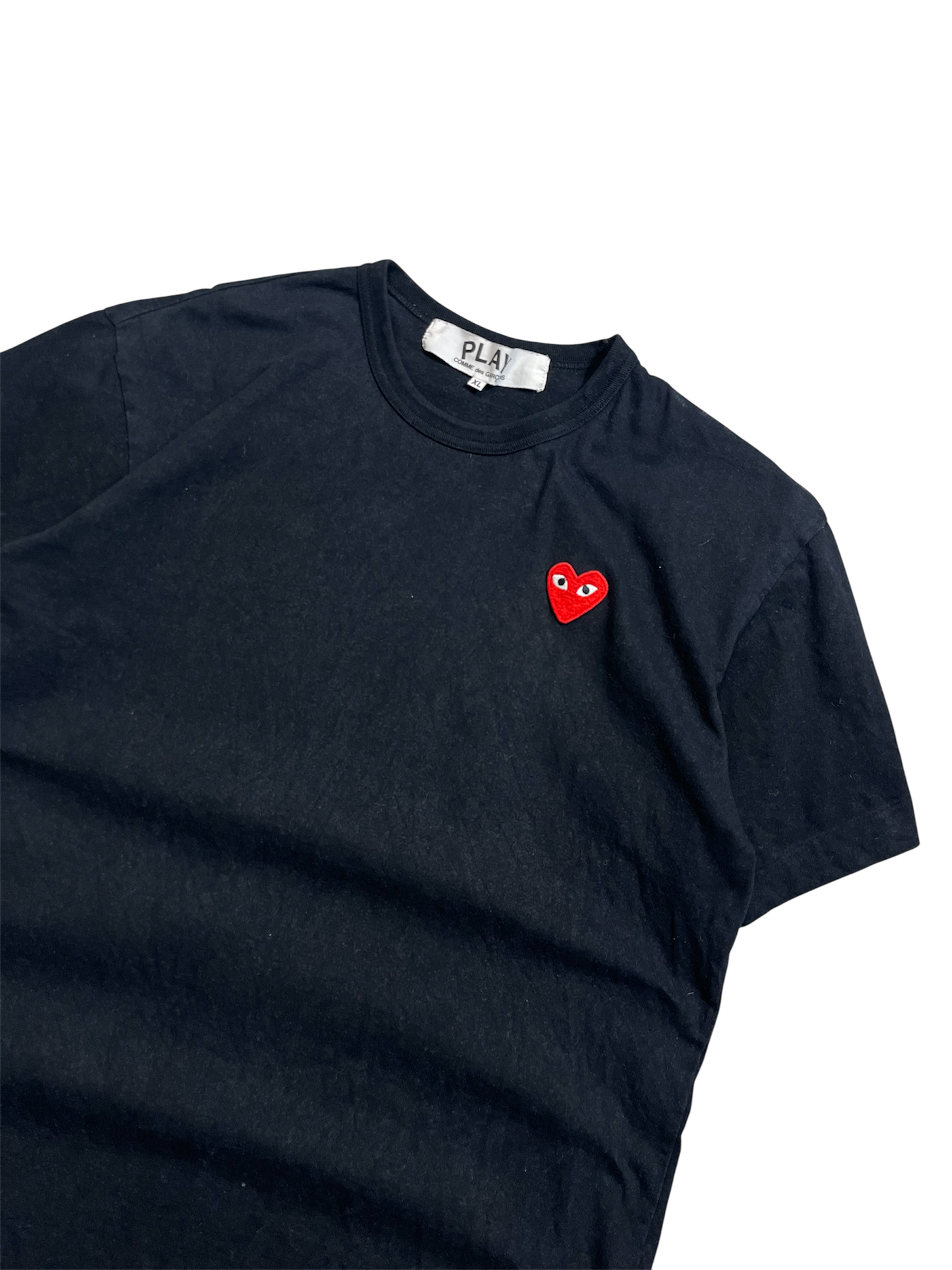 Fekete streetwear póló piros szív mintával és rövid ujjú dizájnnal