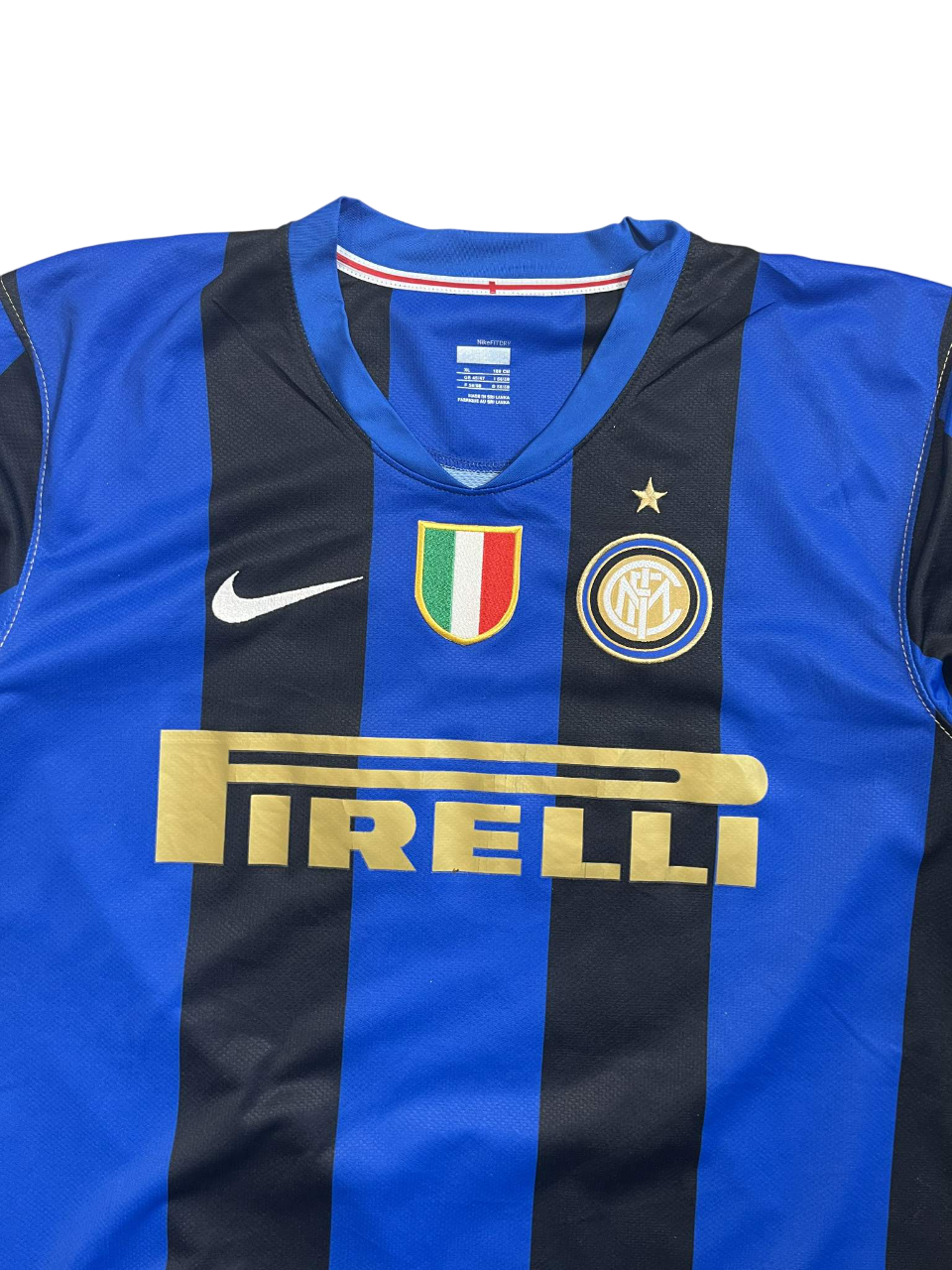 Kék-fekete csíkos vintage Inter Milan focimez, arany Pirelli logóval és klubcímerrel.